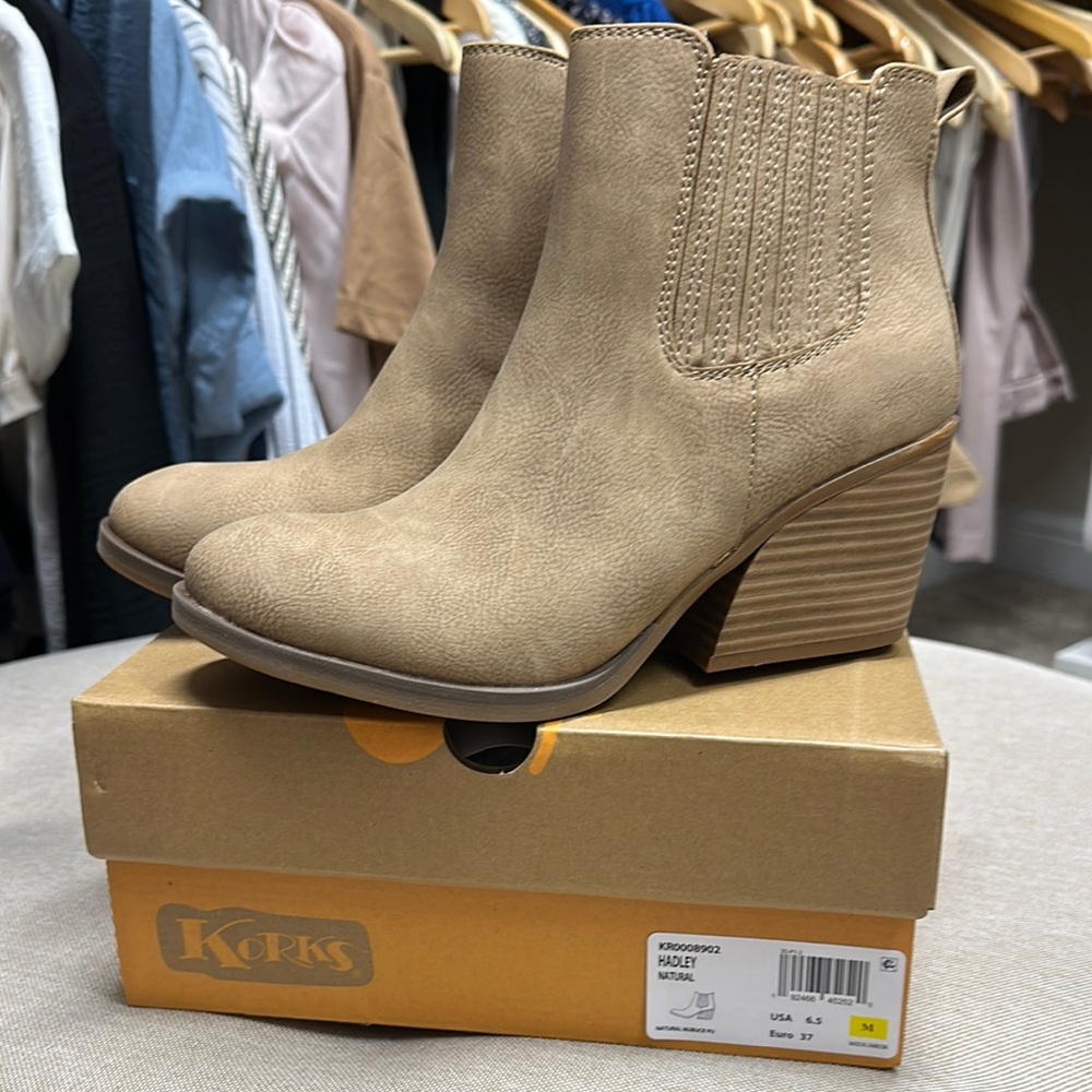 Korks Hadley Block heel bootie size 6.5 NIB